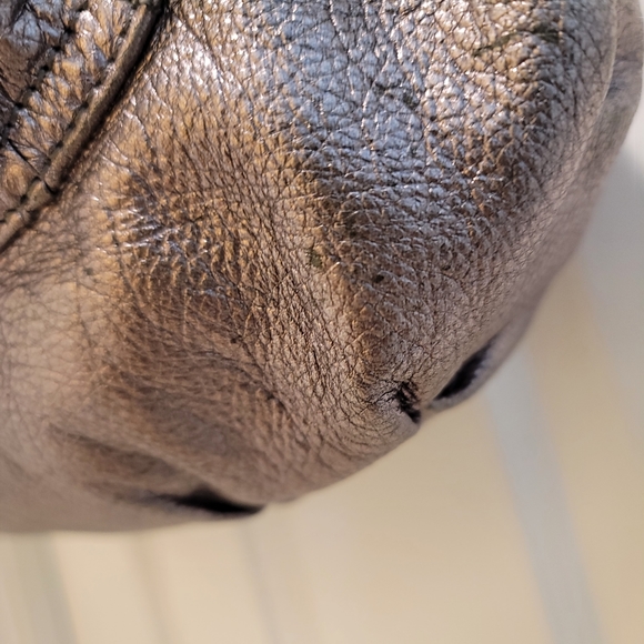 🚩SOLD🚩💥 B. MAKOWSKY LARGE SILVER METALLIC GENUINE LEATHER SHOULDER BAG - Picture 17 of 17